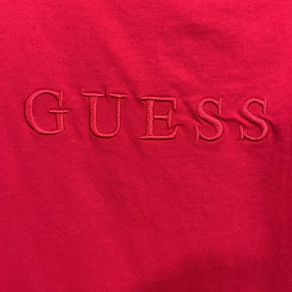 GUESS‎ Men's Red Short Sleeve Pima Embellished Logo Crew T-Shirt size M - Picture 2 of 12
